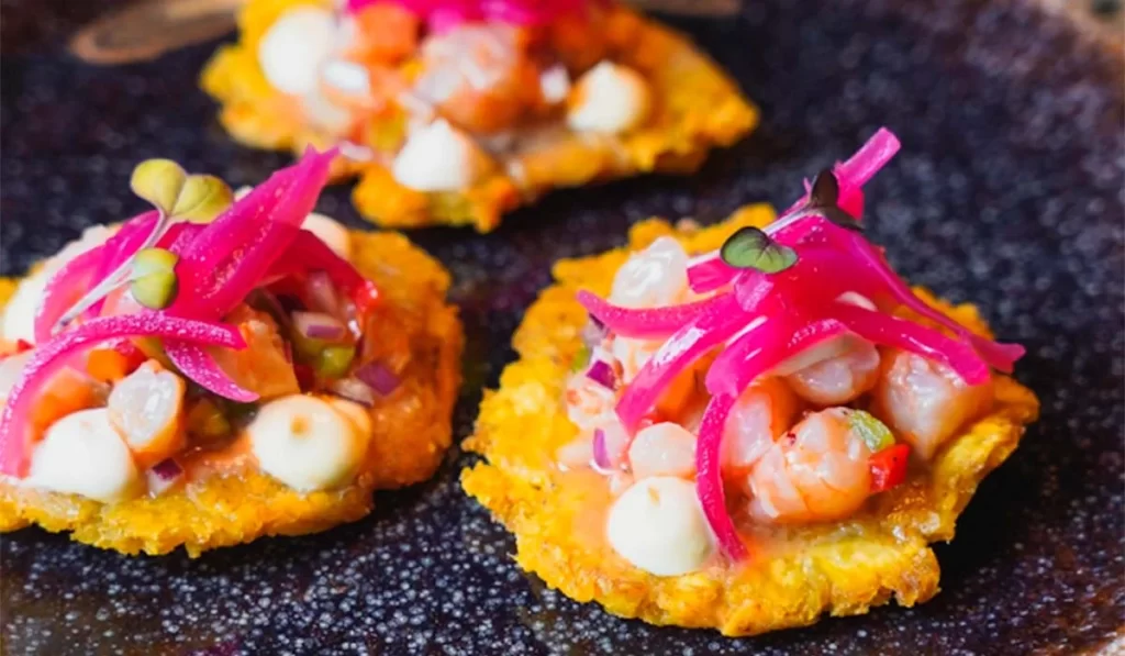 Tostones con ceviche de gambas y cebolla encurtida - Ruta de la Tapa de la Huerta